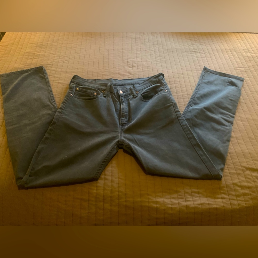 Faded black Levi’s 513 34x32